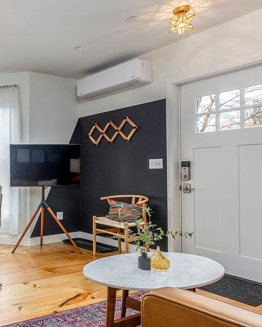 Recently Renovated Furnished 1BR Near Maine Med — Photo 2