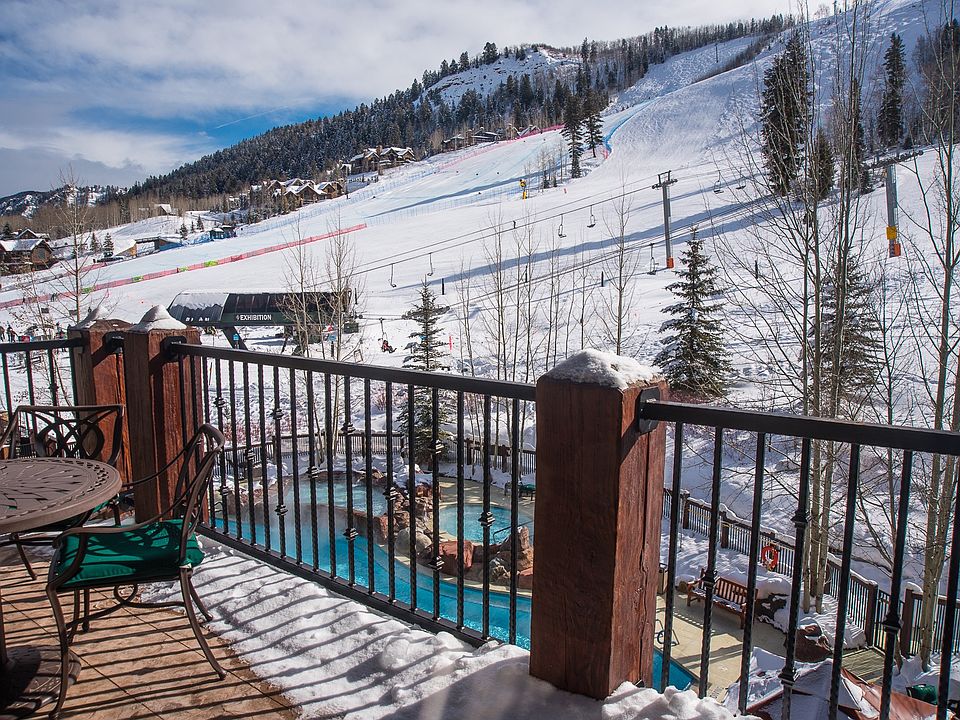 Balcony slopeside and pool