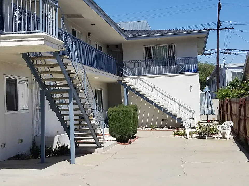 Driveway & Courtyard