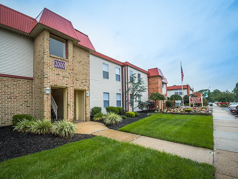 Robin Hill Apartments — Photo 2