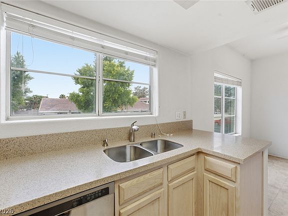 4th image of 2975 Bluegrass Ln APT 523