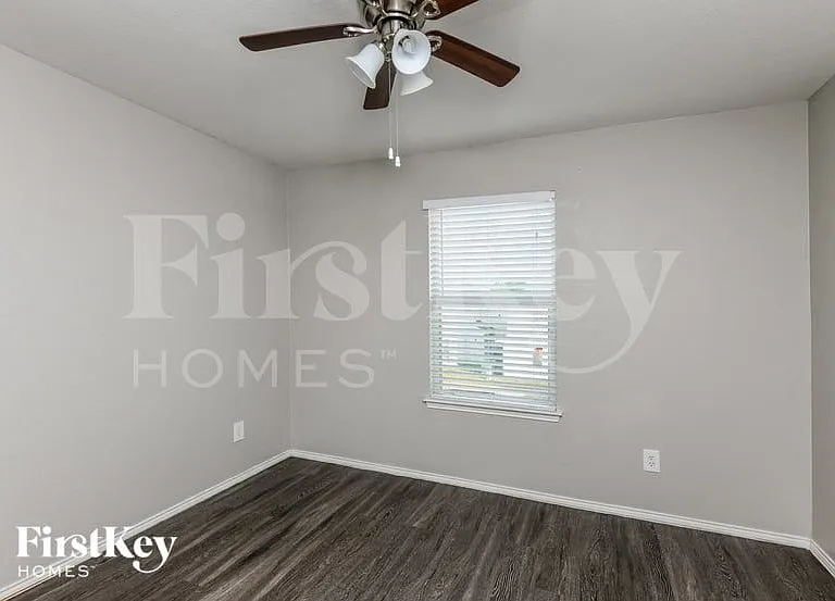 1604 Alcazar Plz — Photo 12