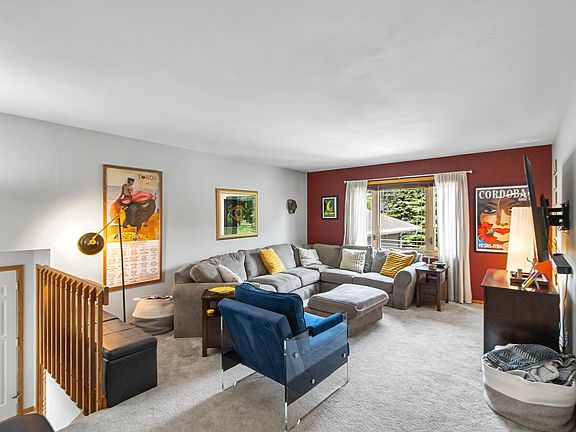 2nd image of 3893 Terrace Cir