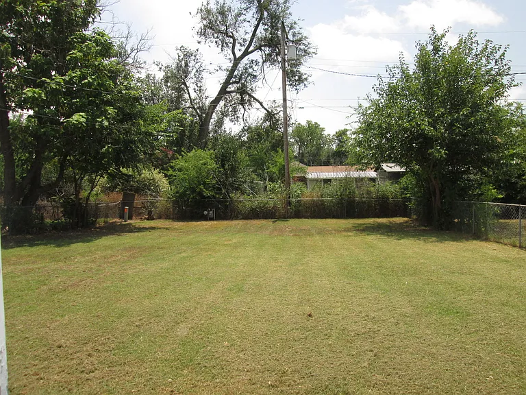1506 Dakota St — Photo 11