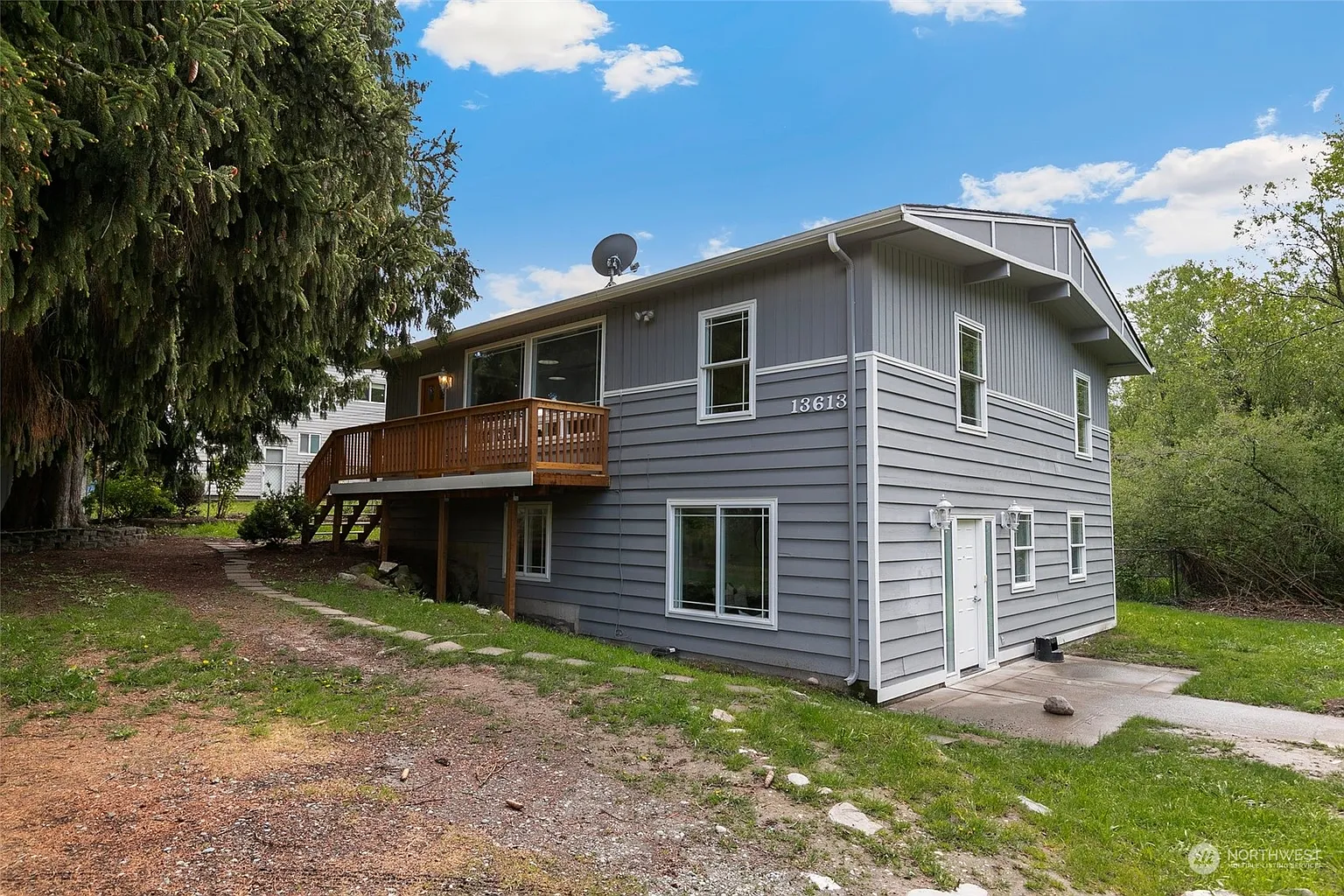 13613 Military Road S photo 1