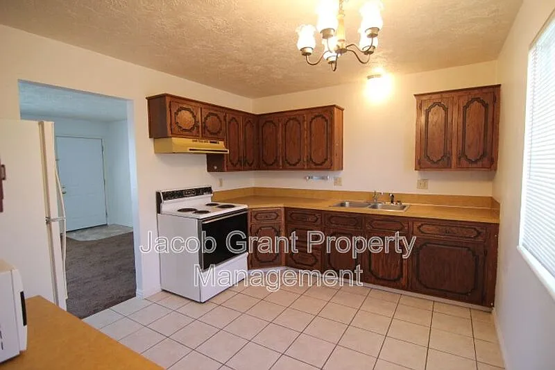 Building Photo - 1335 Elizabeth Cir #1