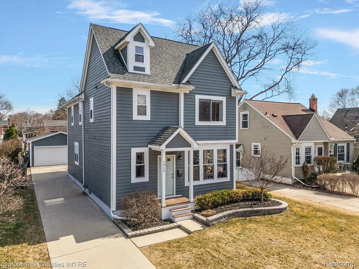 1015 McLean Ave photo 1