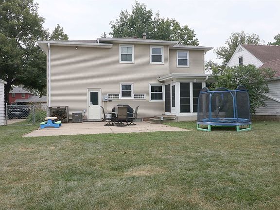 3rd image of 905 E 4th St