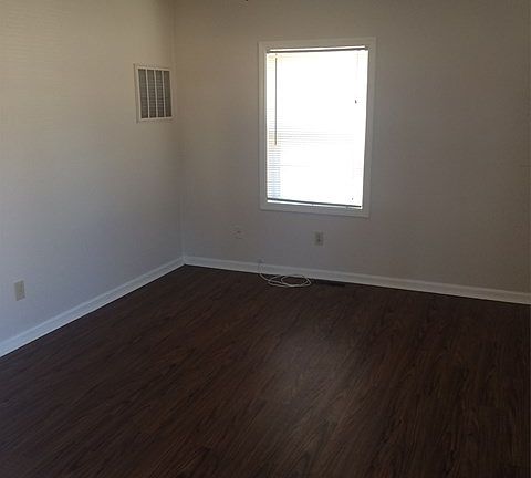2nd image of 906 W 11th St