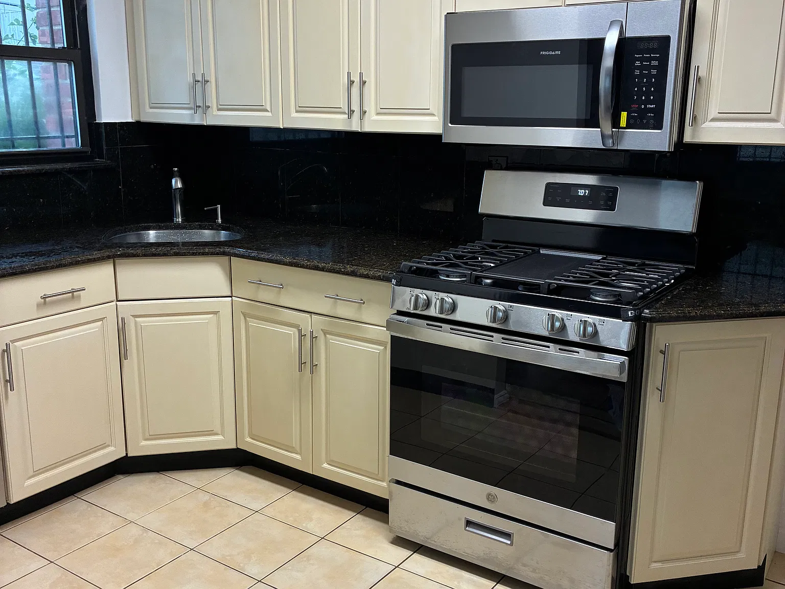 3 bed, 1.5 bath, 1088 sqft, $4,100 — Photo 3