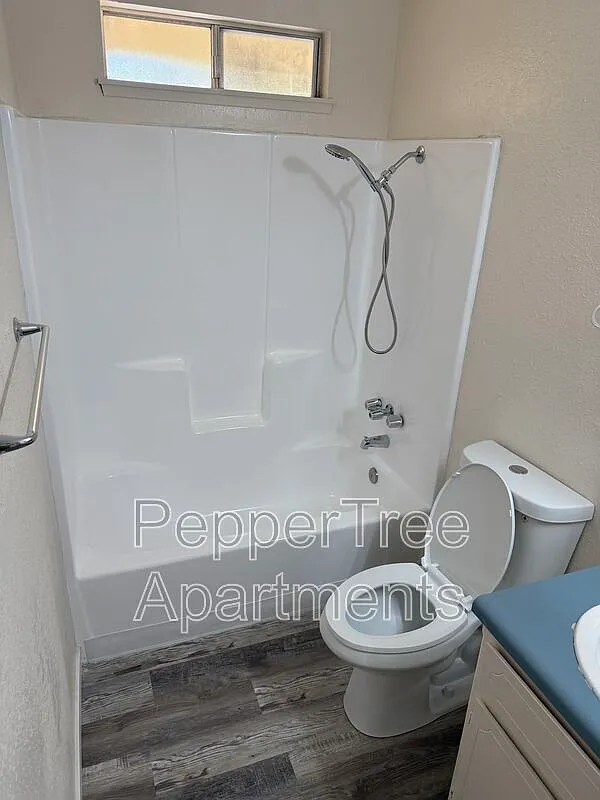 2 bed, 1.0 bath, 800 sqft, $1,095 — Photo 2