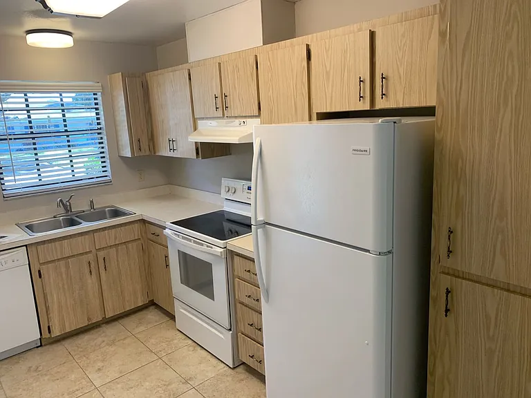 606 Park St — Photo 2