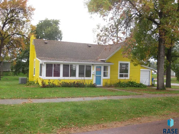 601 E 3rd St, Dell Rapids, SD 57022