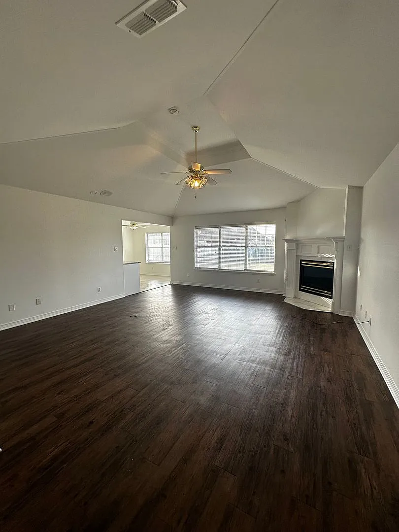 Building Photo - 3800 Fern Ridge Dr
