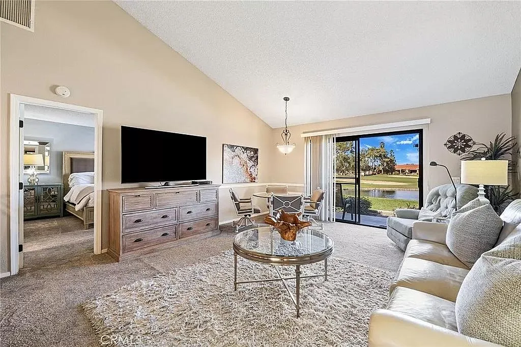 2 bed, 1177 sqft, $4,000 — Photo 2