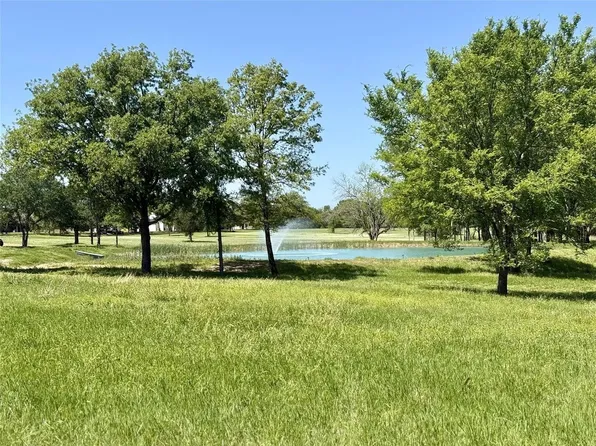 1099 Hidden Oaks Dr, Wills Point, TX 75169