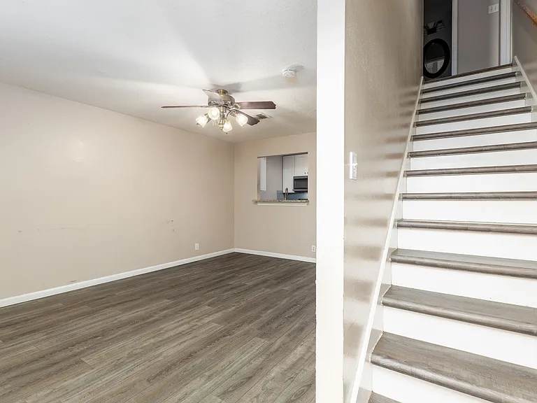 9210 Encino Vlg — Photo 5