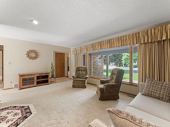 5th image of 26 W Sandra Lee Dr