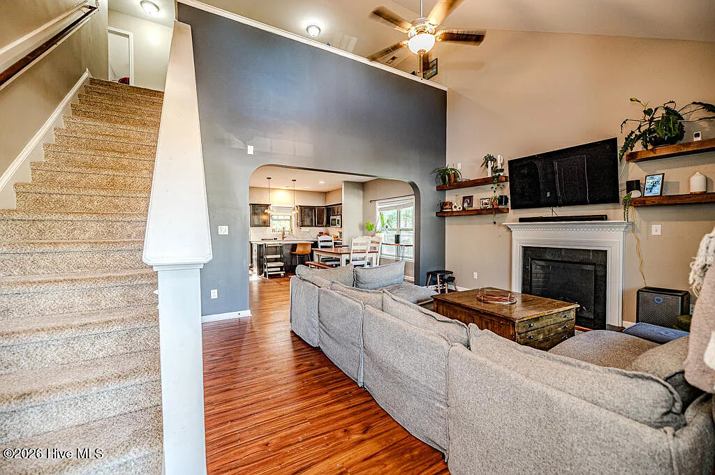 4 bed, 2.5 bath, 1987 sqft, $2,300 — Photo 4