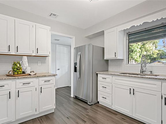 4th image of 202 W Elm St