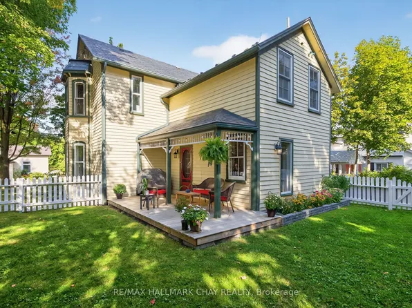 221 Prospect St, Newmarket, ON L3Y 3T8