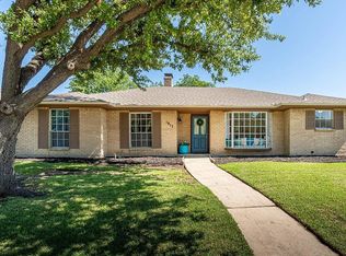 1917 Middle Glen Dr, Carrollton, TX 75007