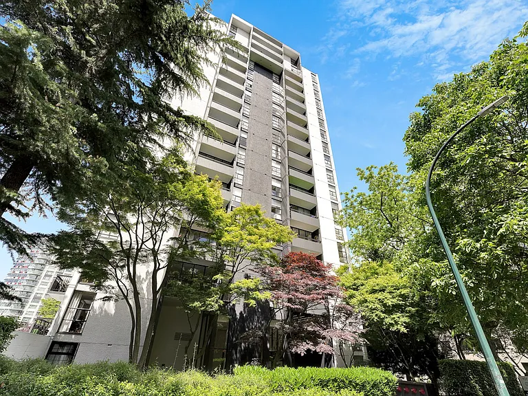 1005 Jervis St — Photo 3