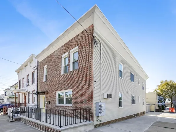 47 Carlton Avenue image 2 of 21