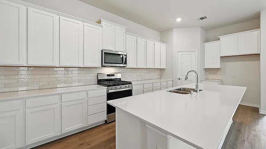 4 bed, 2100 sqft, $3,573 — Photo 3