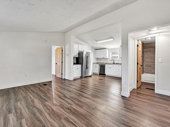 4th image of 36 Nutmeg Ln