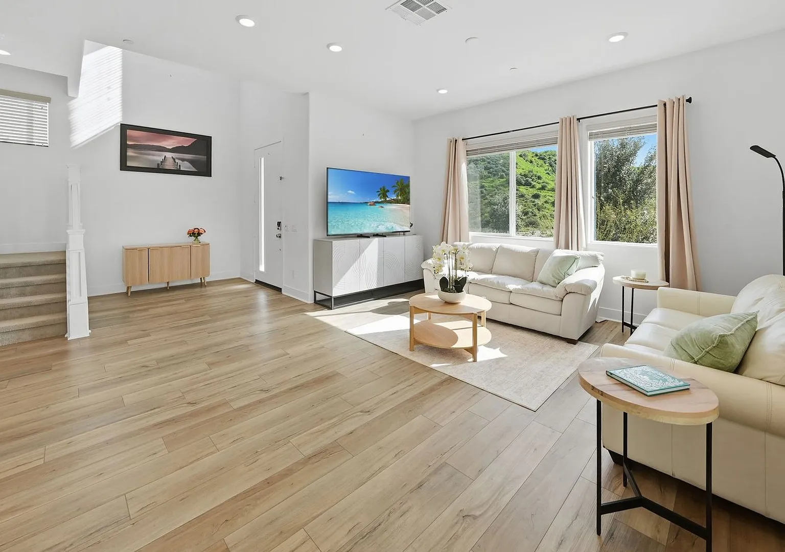 Fabulous 4- bed Valencia Home with Amazing Views! — Photo 4