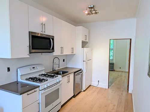 1861 Gates Ave #2R Photo 1