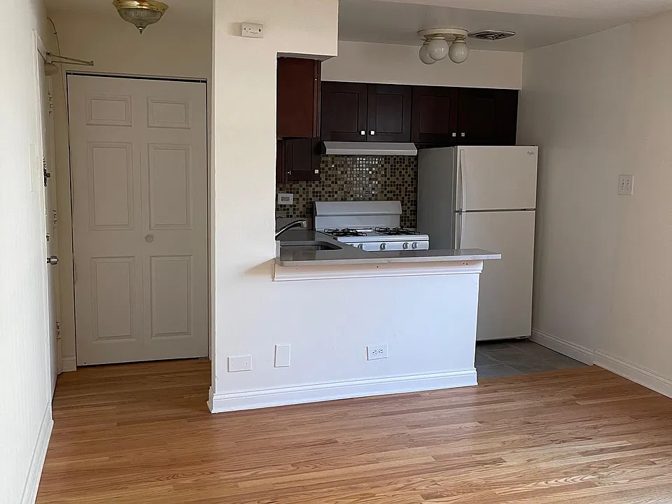 3710-320 N Pine Grove Ave