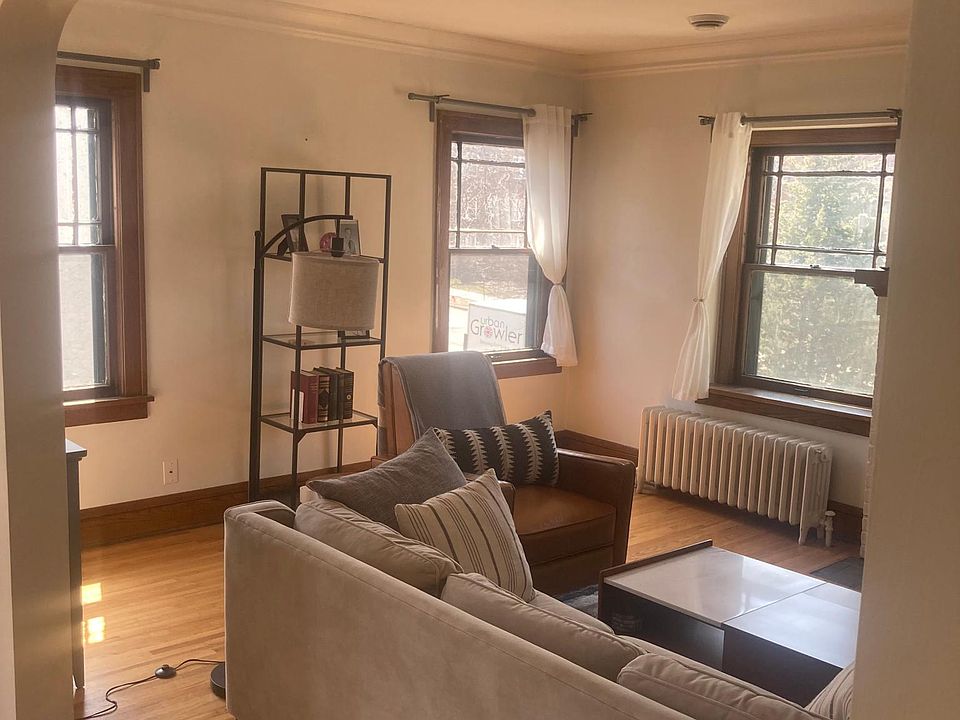 Sunny Living Room Full of Windows (large south side yard)