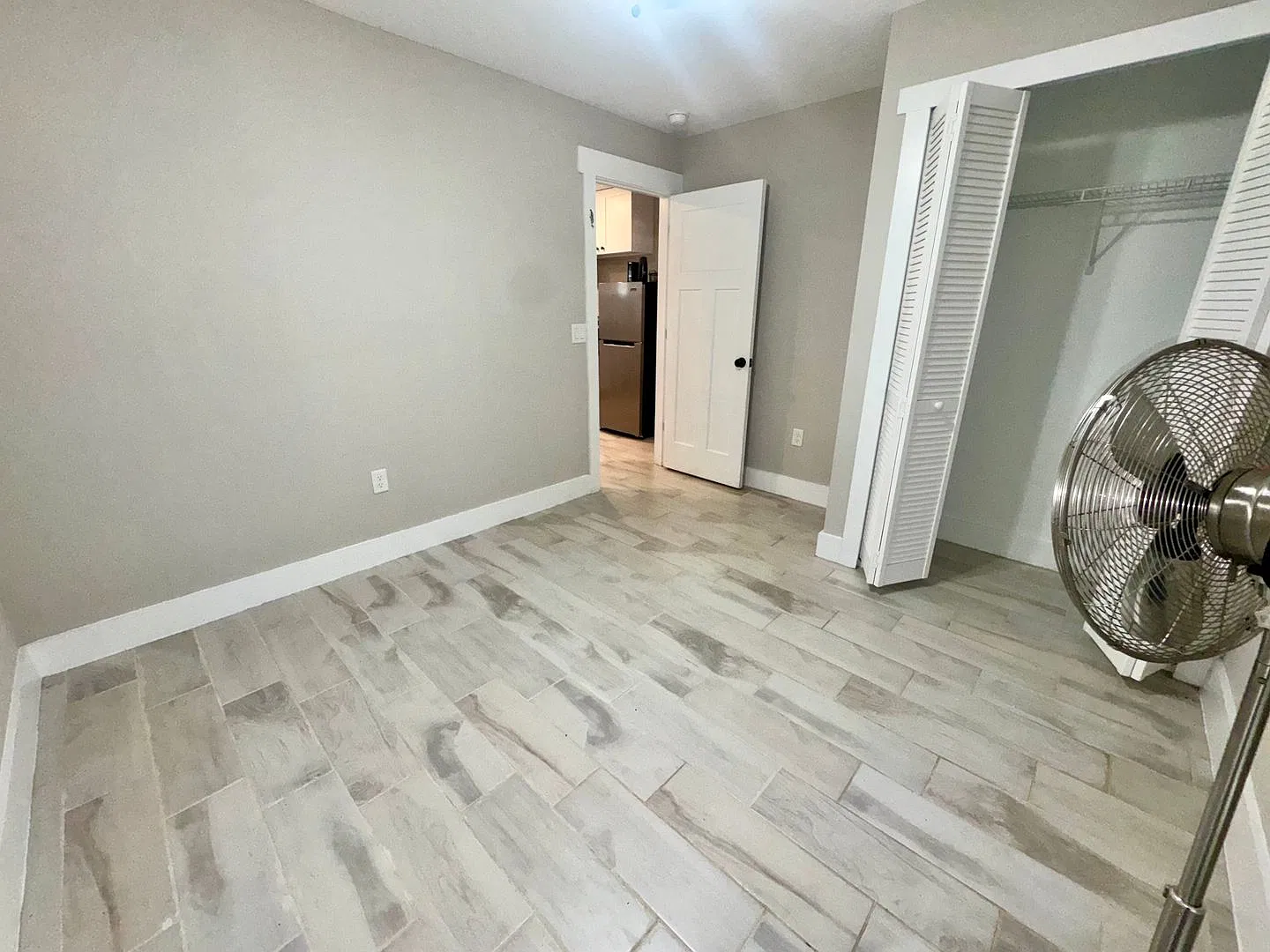 1 bedroom apartment in the Longwood Historic District with 2 Garages! — Photo 4