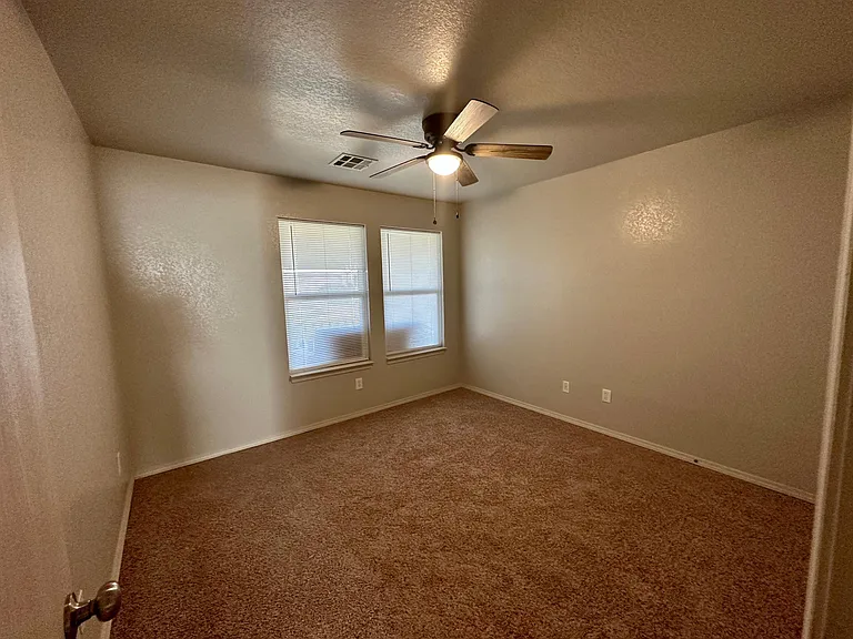 912 Danbury Pl — Photo 8