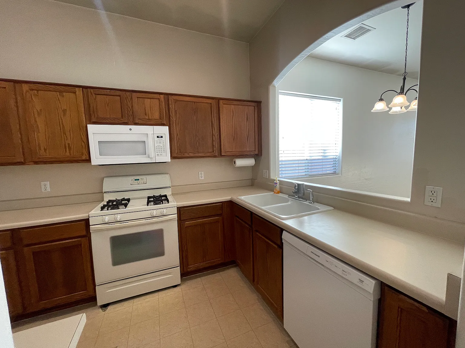3 bed, 1223 sqft, $2,200 — Photo 4