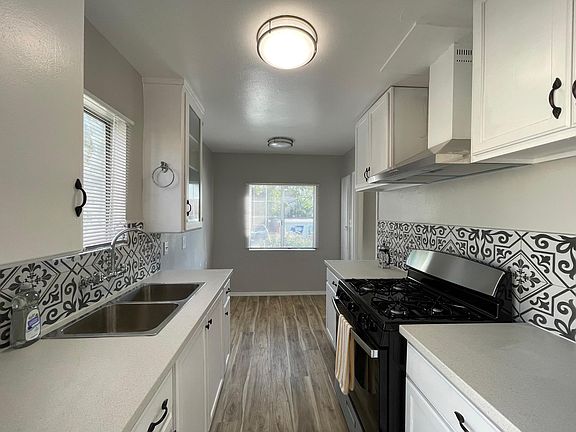 Open kitchen floor plan w/ dining nook
