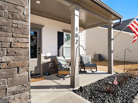 4th image of 102 Royal Oak Dr NE