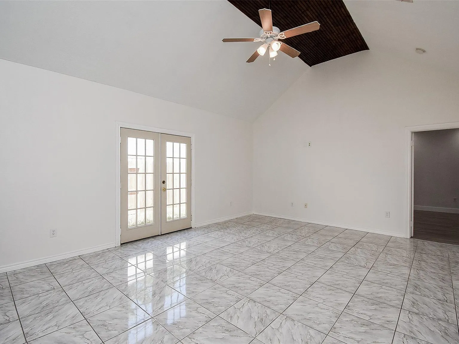 3 bed, 2.0 bath, 1747 sqft, $2,100 — Photo 3
