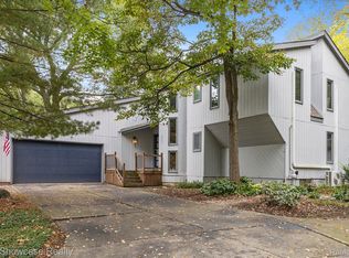 3665 White Lake Hills Dr, White Lake, MI 48383