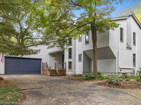 3665 White Lake Hills Dr, White Lake, MI 48383