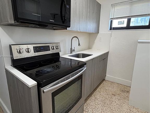 3rd image of 600 SW 10th St APT 2