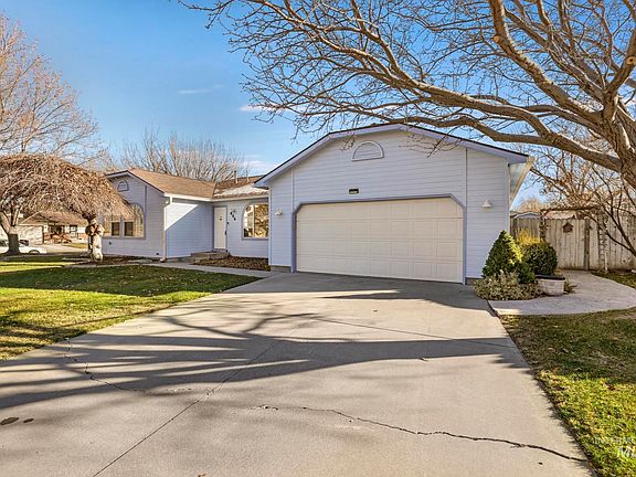 3rd image of 806 Hiawatha Way