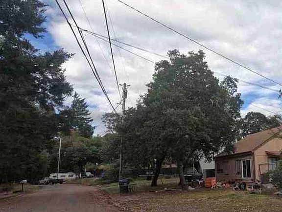 Exterior Neighborhood (street photo)