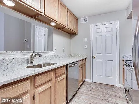 2 bed, 898 sqft, $1,900 — Photo 4