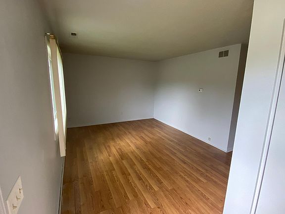 3rd image of 410 Columbia Dr #6