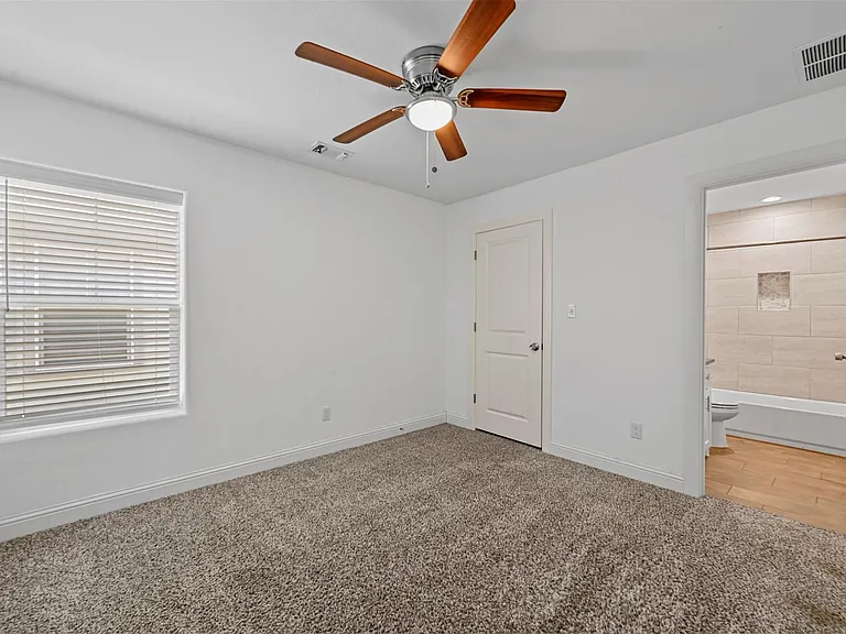 607 E Carter St #607 — Photo 15