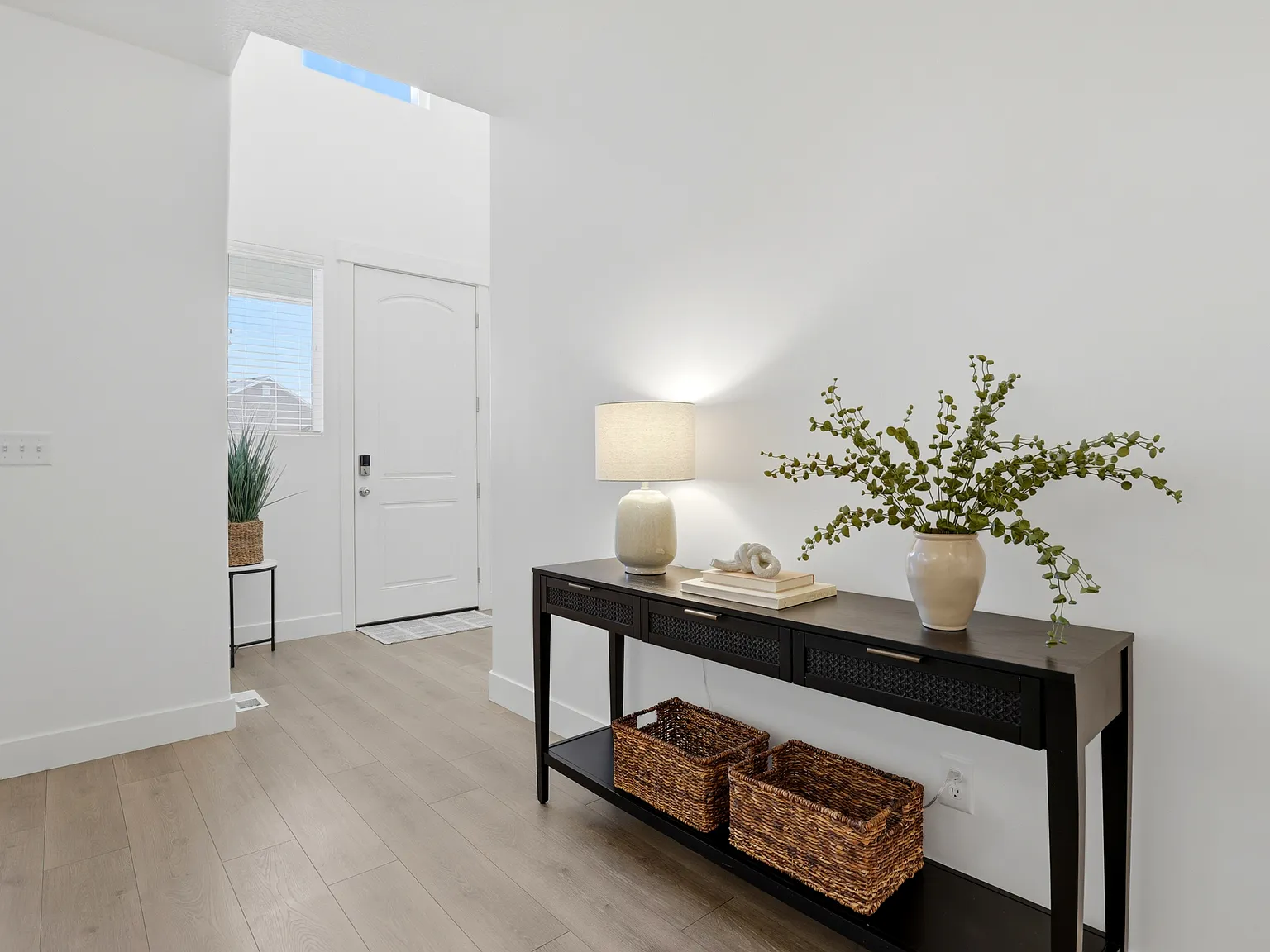 4 bed, 3.5 bath, 2400 sqft, $2,400 — Photo 2
