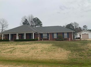 181 Hidden Lake Dr, Columbus, MS 39702